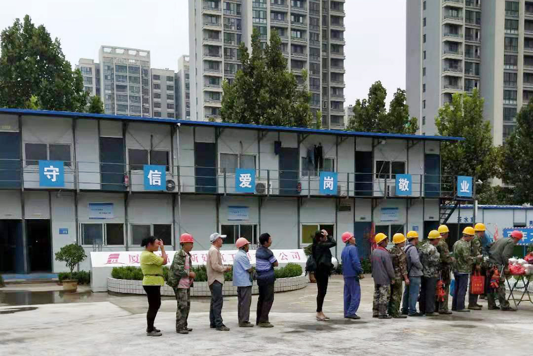 泰安项目部向工人发放节日礼品